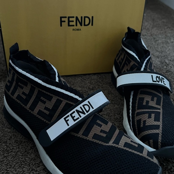 Barely worn. Come with original packaging - Picture 2 of 5